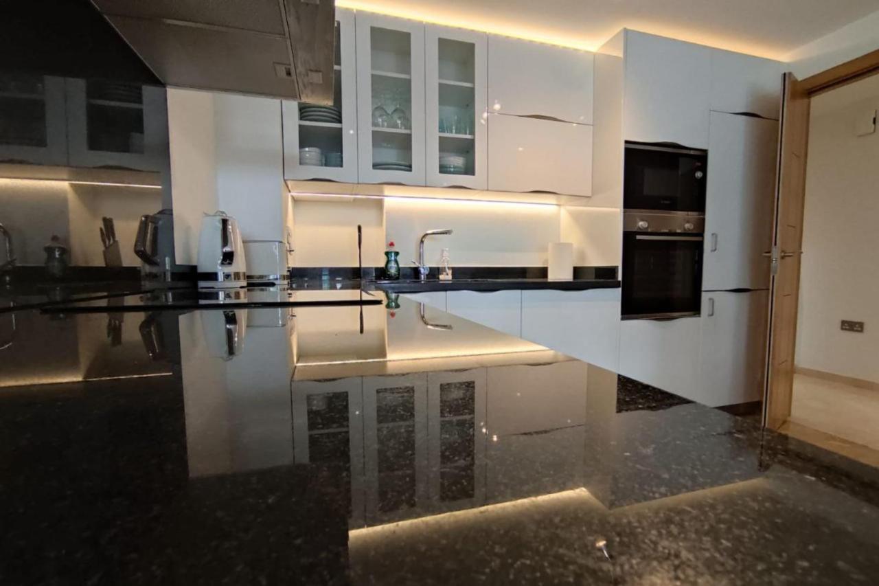 Seaside Serenity Oasis - High Floor - Stunning Views ยิบรอลตาร์ ภายนอก รูปภาพ