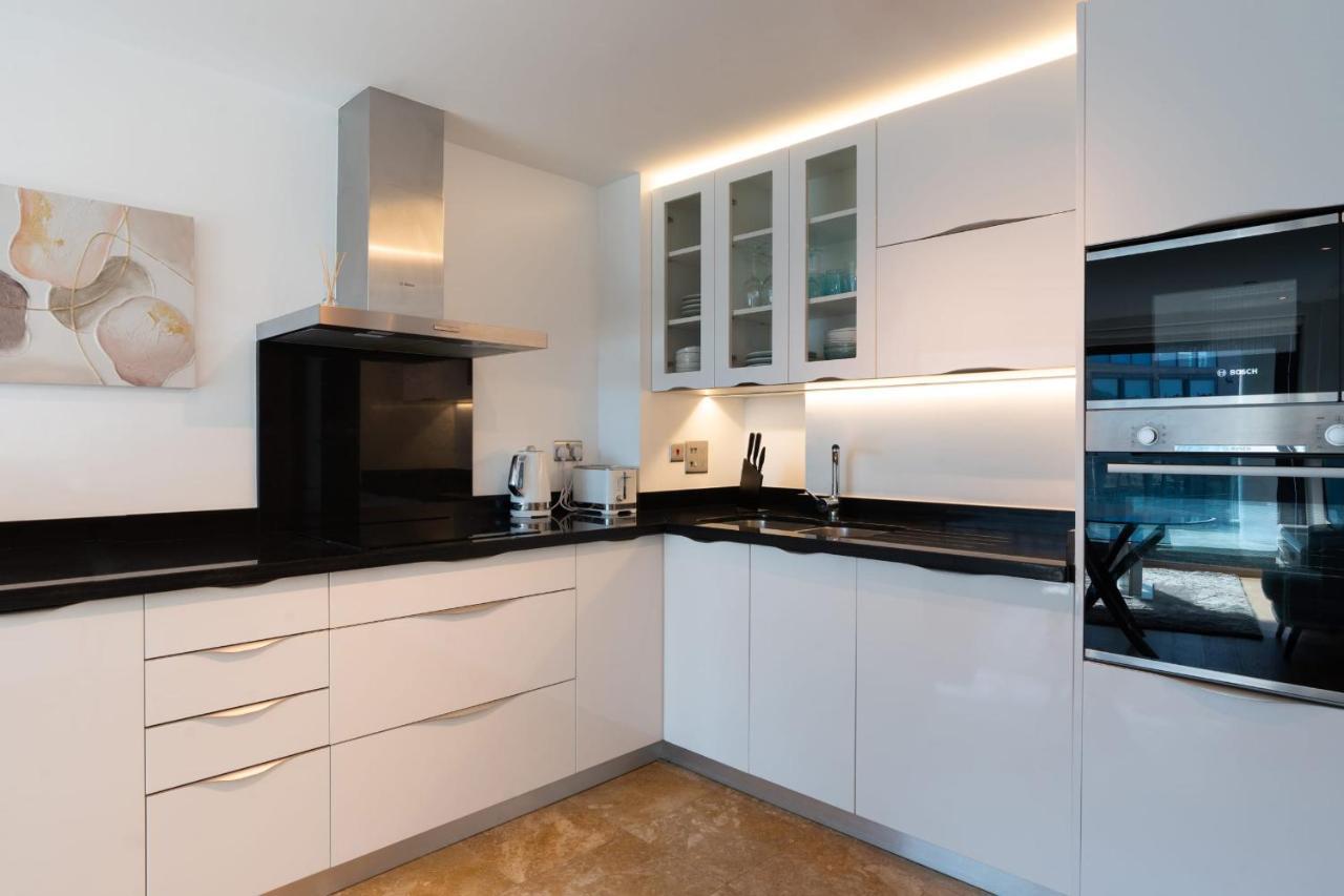 Seaside Serenity Oasis - High Floor - Stunning Views ยิบรอลตาร์ ภายนอก รูปภาพ