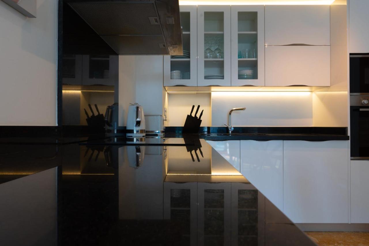 Seaside Serenity Oasis - High Floor - Stunning Views ยิบรอลตาร์ ภายนอก รูปภาพ